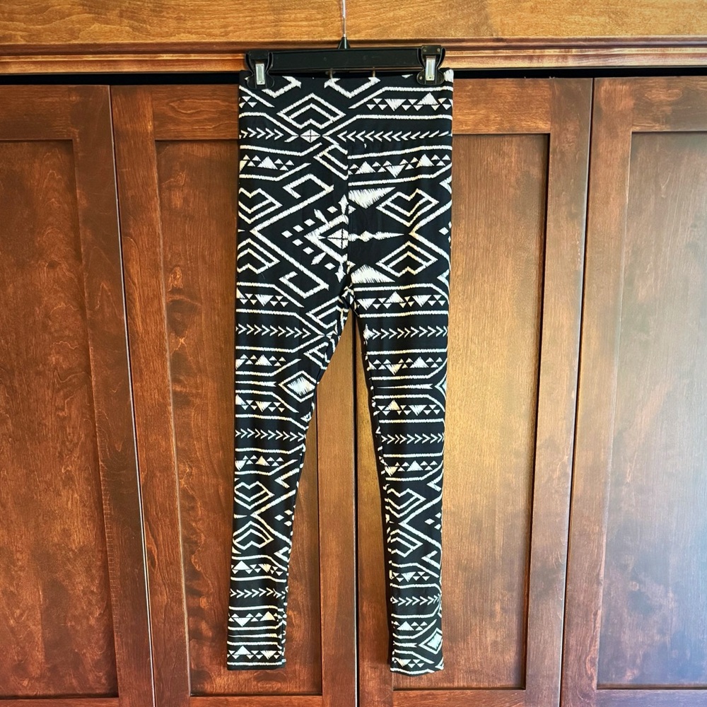 TC LuLaRoe Black and White Geometric Leggings